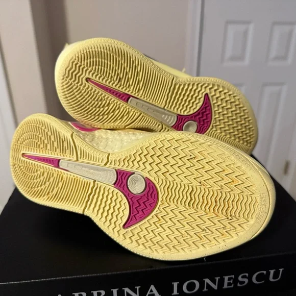 Nike Sabrina 2 basketball Citron Tint  (GS) size 1 - Picture 5 of 9